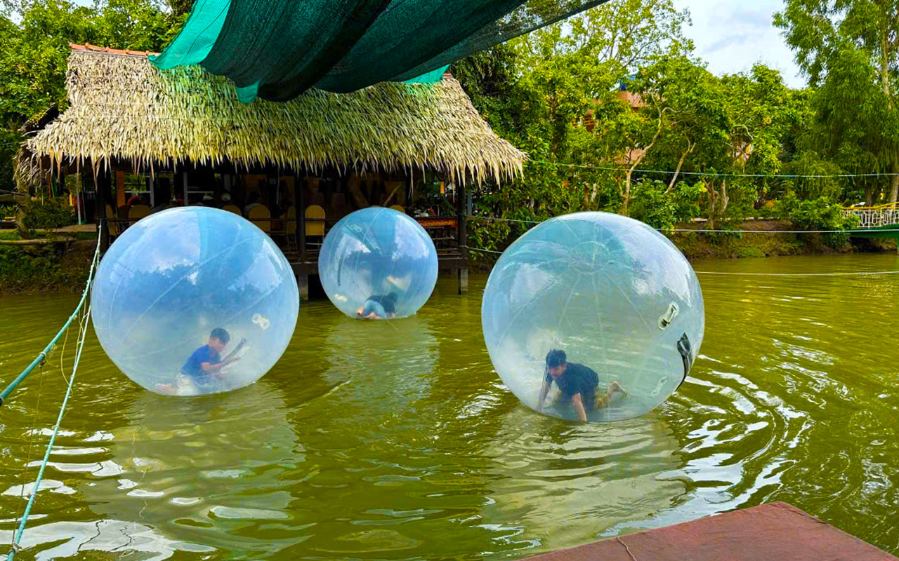 Chơi bóng nước tại KDL Cồn Phụng