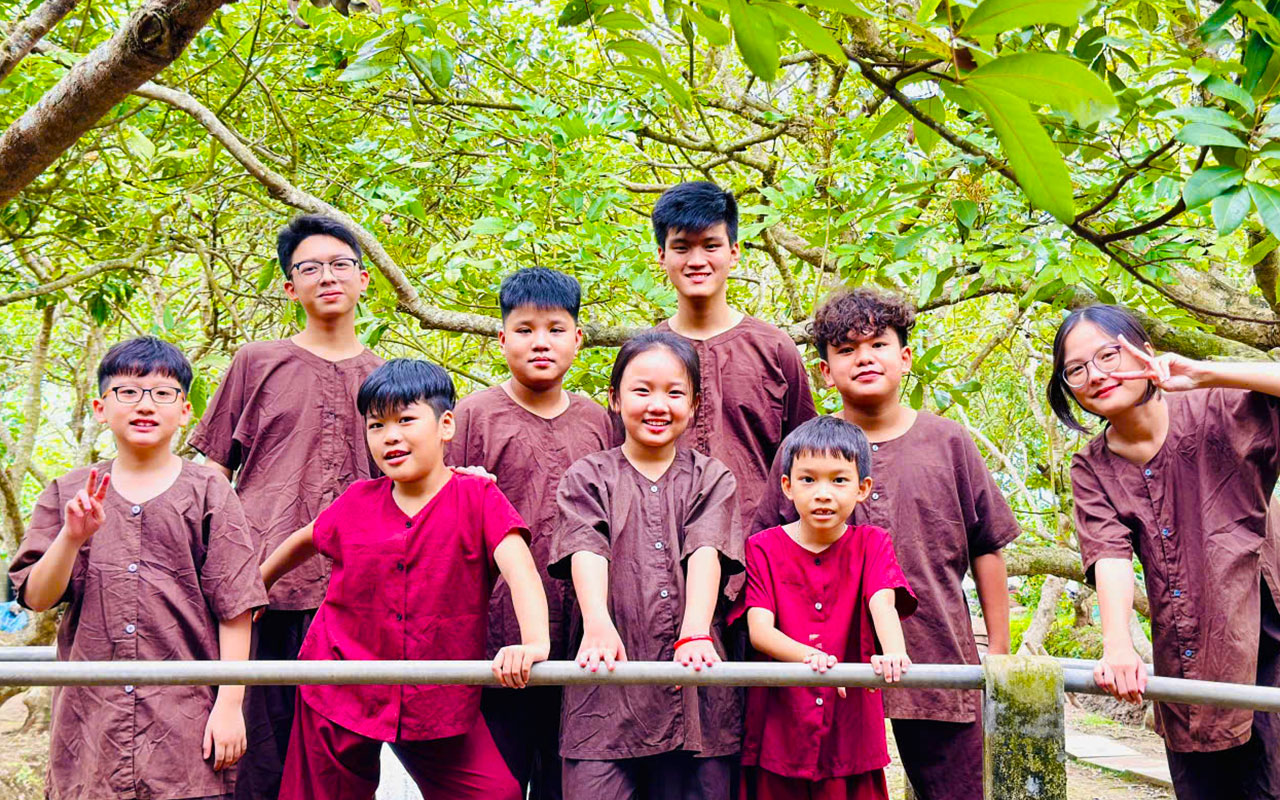 Hóa thân thành người nông dân với trang phục đồ bà ba truyền thống